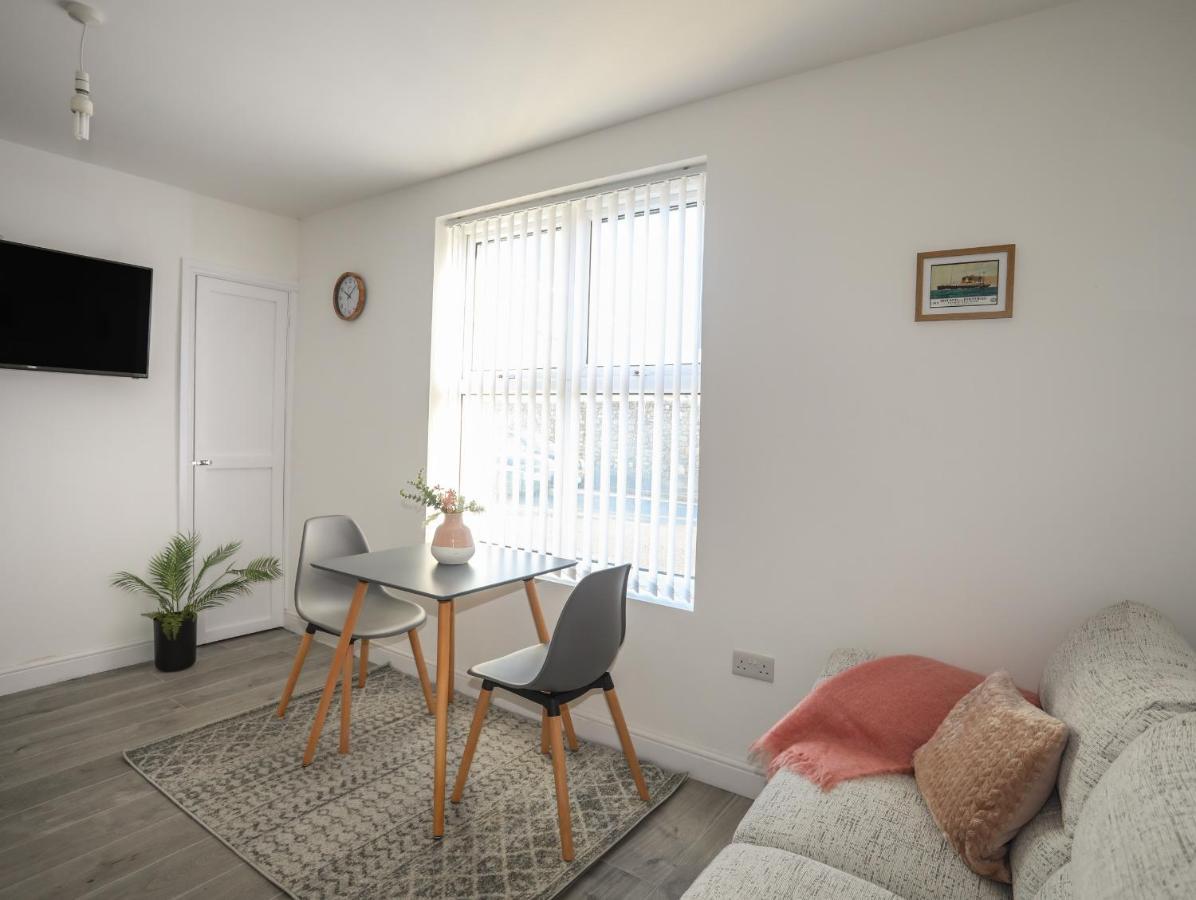 Port Apartment 1 Holyhead Exterior photo